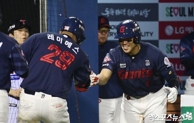 16일 오후 서울 송파구 잠실야구장에서 열린 '2026 신한 SOL Bank KBO리그' 롯데 자이언츠와 LG 트윈스의 경기, 6회초 2사 1루 롯데 레이예스가 LG 투수 장현식 상대로 동점 투런 홈런을 때려낸 뒤 더그아웃으로 향하며 대기타석의 전준우와 세리머니를 하고 있다. 잠실, 박지영 기자