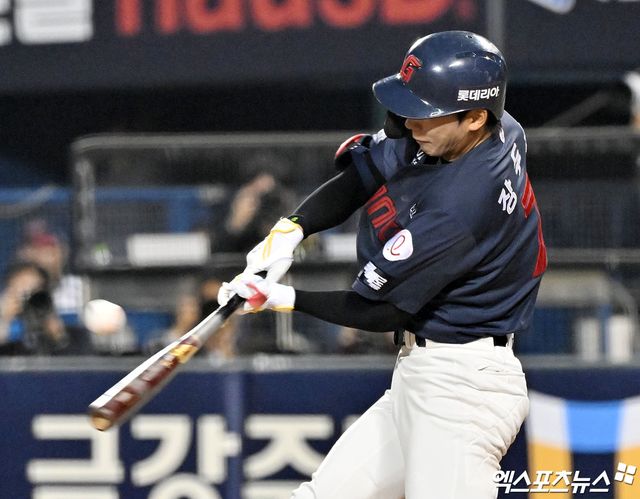 15일 오후 서울 송파구 잠실야구장에서 열린 '2026 신한 SOL Bank KBO리그' 롯데 자이언츠와 LG 트윈스의 경기, 8회초 2사 1,2루 롯데 장두성이 1타점 적시타를 날리고 있다. 잠실, 김한준 기자