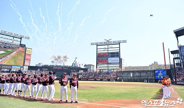 한화 이글스가 6연패에 빠진 가운데 누가 봐도 번복될 수 있는 판정에 대해 비디오 판독을 신청하지 않아 팬들이 크게 아쉬워하고 있다. 해당 플레이가 9회에 나왔다고 해도 벤치가 당연히 비디오 판독을 했었어야 한다는 주장이 속출하는 중이다. 한화는 17일 대전 한화생명볼파크에서 열린 2026 신한 SOL KBO리그 삼성 라이온즈와의 홈경기에서 1-6으로 졌다. 이 경기에서 한화는 1-6으로 뒤지던 9회 1사에서 주장 채은성이 중견수 뜬공으로 아웃됐다. 중계화면을 보면 안타로 번복될 수 있는 상황이었으나 한화 벤치는 비디오판독 신청을 하지 않았다. 엑스포츠뉴스DB