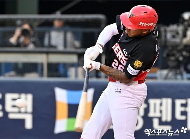 17일 오후 서울 송파구 잠실야구장에서 열린 '2026 신한 SOL Bank KBO리그' KIA 타이거즈와 두산 베어스의 경기, 1회초 2사 1,2루 KIA 카스트로가 2타점 2루타를 날리고 있다. 잠실, 김한준 기자