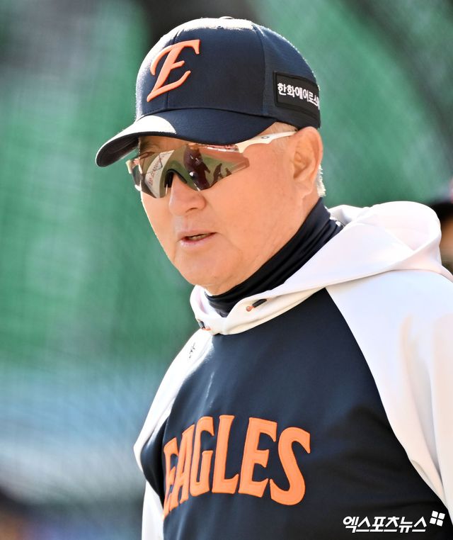 김경문 한화 감독이 17일 부산 사직야구장에서 열릴 예정이었던 2026 신한 SOL KBO리그 롯데 자이언츠와의 정규시즌 1차전이 우천으로 취소되기 전 16일 대전 삼성전에서 있었던 상황을 돌아봤다. 김 감독은 비디오 판독 패싱 논란에 대해 모든 건 감독의 잘못이라고 밝혔다. 그러면서 팀이 지고 있고 이런 상황에서 불필요한 구설수를 만들지 않아야 한다고 얘기했다. 엑스포츠뉴스 DB