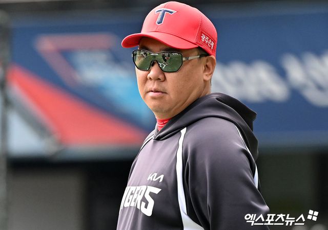 17일 오후 서울 송파구 잠실야구장에서 열리는 '2026 신한 SOL Bank KBO리그' KIA 타이거즈와 두산 베어스의 경기, KIA 이범호 감독이 선수들의 훈련을 지켜보고 있다. 잠실, 김한준 기자