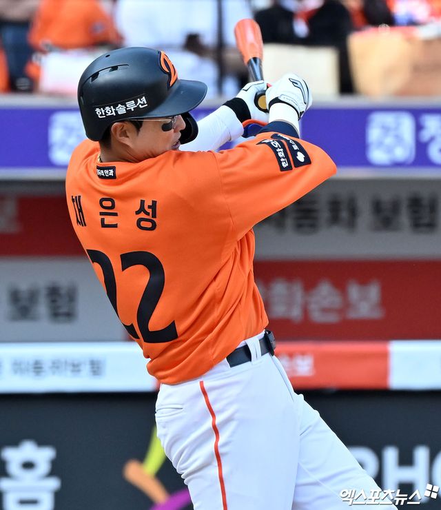 김경문 한화 감독이 17일 부산 사직야구장에서 열릴 예정이었던 2026 신한 SOL KBO리그 롯데 자이언츠와의 정규시즌 1차전이 우천으로 취소되기 전 16일 대전 삼성전에서 있었던 상황을 돌아봤다. 김 감독은 비디오 판독 패싱 논란에 대해 모든 건 감독의 잘못이라고 밝혔다. 그러면서 팀이 지고 있고 이런 상황에서 불필요한 구설수를 만들지 않아야 한다고 얘기했다. 엑스포츠뉴스 DB