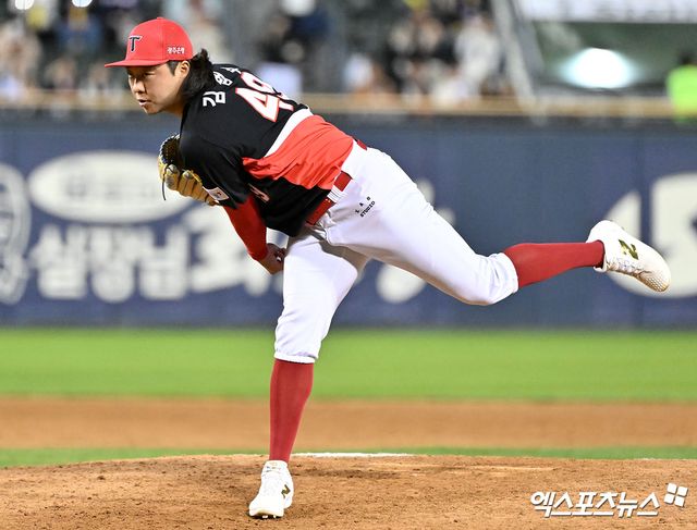 17일 오후 서울 송파구 잠실야구장에서 열린 '2026 신한 SOL Bank KBO리그' KIA 타이거즈와 두산 베어스의 경기, 9회말 KIA 김범수가 공을 힘차게 던지고 있다. 잠실, 김한준 기자