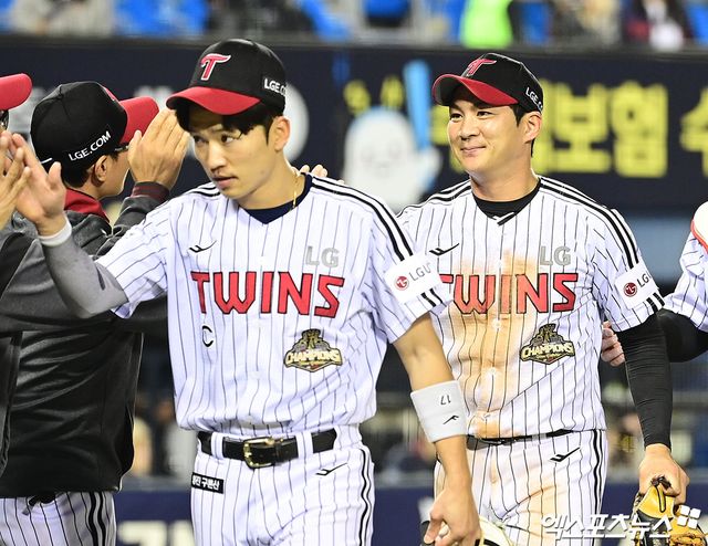 16일 오후 서울 송파구 잠실야구장에서 열린 '2026 신한 SOL Bank KBO리그' 롯데 자이언츠와 LG 트윈스의 경기, LG가 7:4의 스코어로 승리하며 위닝 시리즈를 달성했다. 경기 종료 후 LG 오지환이 승리의 기쁨을 나누고 있다. 잠실, 박지영 기자
