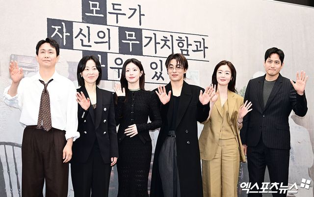 엑스포츠뉴스 박지영 기자, JTBC '모두가 자신의 무가치함과 싸우고 있다' 제작발표회 현장 