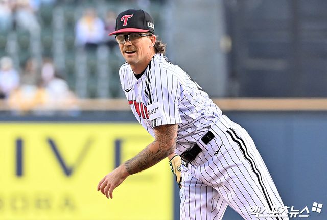 15일 오후 서울 송파구 잠실야구장에서 열린 '2026 신한 SOL Bank KBO리그' 롯데 자이언츠와 LG 트윈스의 경기, 1회초 LG 선발투수 웰스가 공을 힘차게 던지고 있다. 엑스포츠뉴스 DB