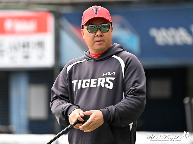 17일 오후 서울 송파구 잠실야구장에서 열리는 '2026 신한 SOL Bank KBO리그' KIA 타이거즈와 두산 베어스의 경기, KIA 이범호 감독이 선수들의 훈련을 지켜보고 있다. 잠실, 김한준 기자