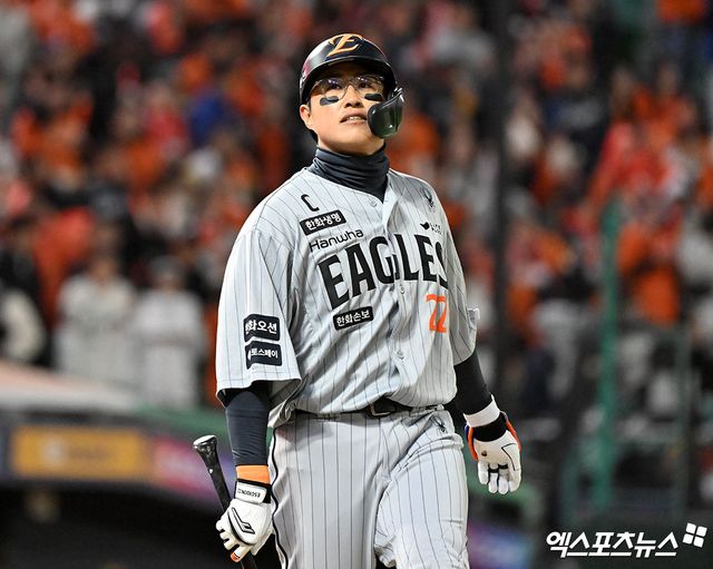 김경문 한화 감독이 17일 부산 사직야구장에서 열릴 예정이었던 2026 신한 SOL KBO리그 롯데 자이언츠와의 정규시즌 1차전이 우천으로 취소되기 전 16일 대전 삼성전에서 있었던 상황을 돌아봤다. 김 감독은 비디오 판독 패싱 논란에 대해 모든 건 감독의 잘못이라고 밝혔다. 그러면서 팀이 지고 있고 이런 상황에서 불필요한 구설수를 만들지 않아야 한다고 얘기했다. 엑스포츠뉴스 DB