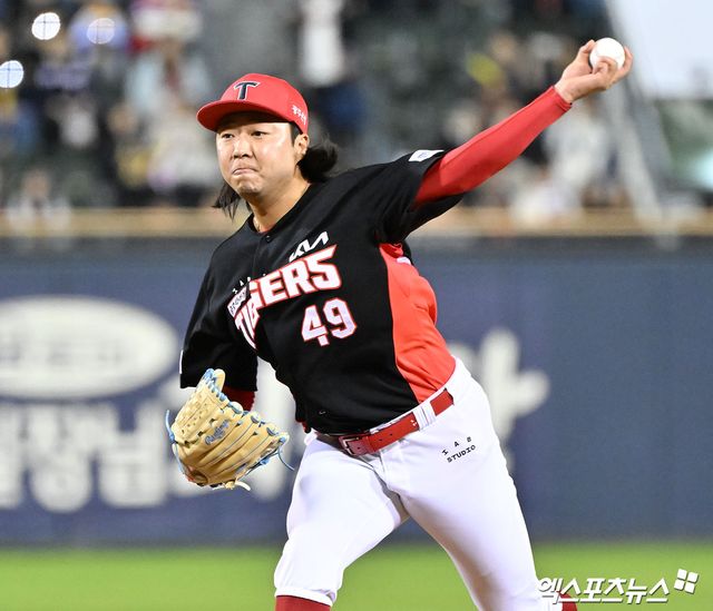 17일 오후 서울 송파구 잠실야구장에서 열린 '2026 신한 SOL Bank KBO리그' KIA 타이거즈와 두산 베어스의 경기, 9회말 KIA 김범수가 공을 힘차게 던지고 있다. 잠실, 김한준 기자