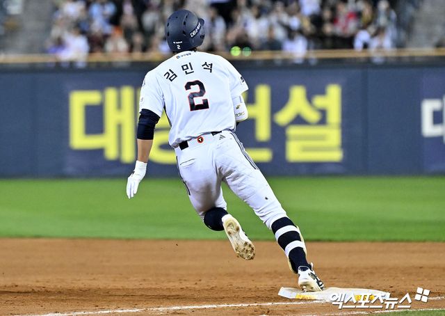 17일 오후 서울 송파구 잠실야구장에서 열린 '2026 신한 SOL Bank KBO리그' KIA 타이거즈와 두산 베어스의 경기, 8회말 2사 2루 두산 김민석이 1타점 2루타를 날리고 있다. 잠실, 김한준 기자