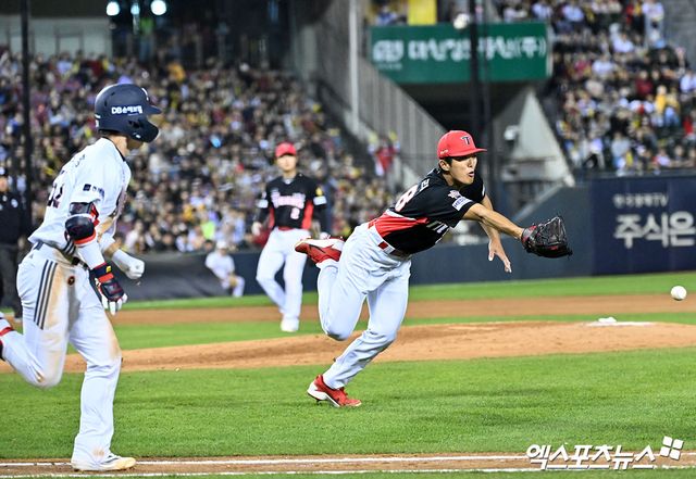 17일 오후 서울 송파구 잠실야구장에서 열린 '2026 신한 SOL Bank KBO리그' KIA 타이거즈와 두산 베어스의 경기, 5회말 1사 KIA 이의리가 두산 조수행의 타구를 잡아 글러브 토스를 하고 있다. 잠실, 김한준 기자
