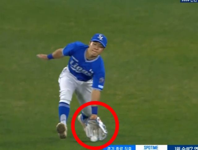 김경문 한화 감독이 17일 부산 사직야구장에서 열릴 예정이었던 2026 신한 SOL KBO리그 롯데 자이언츠와의 정규시즌 1차전이 우천으로 취소되기 전 16일 대전 삼성전에서 있었던 상황을 돌아봤다. 김 감독은 비디오 판독 패싱 논란에 대해 모든 건 감독의 잘못이라고 밝혔다. 그러면서 팀이 지고 있고 이런 상황에서 불필요한 구설수를 만들지 않아야 한다고 얘기했다. 티빙 중계화면 캡처