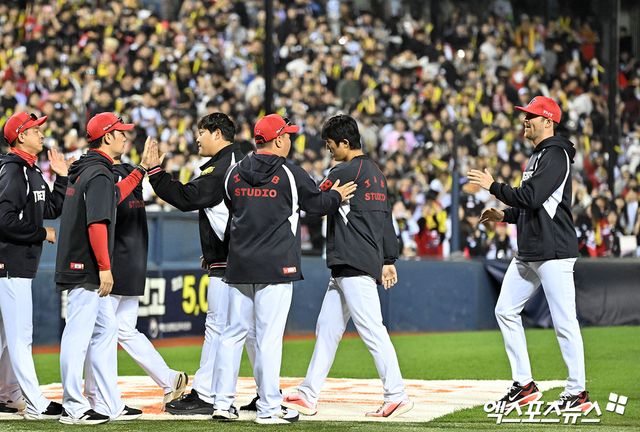  17일 오후 서울 송파구 잠실야구장에서 열린 '2026 신한 SOL Bank KBO리그' KIA 타이거즈와 두산 베어스의 경기, KIA가 두산에 7:3으로 승리하며 632일 만에 8연승을 기록했다. 이날 경기에서 승리한 KIA 이범호 감독이 선수들과 하이파이브를 하고 있다. 잠실, 김한준 기자