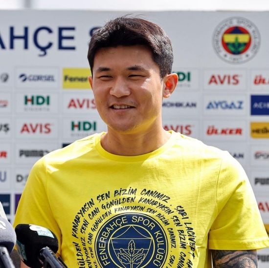 독일 분데스리가 명문 바이에른 뮌헨에서 입지가 좁아진 '철기둥' 김민재의 차기 행선지를 두고 여러 가능성이 제기되고 있는 가운데 그중 하나로 친정팀 페네르바체가 떠올랐다. 튀르키예 언론인 세르칸 함자오글루에 따르면 지난 목요일 이스탄불에서 김민재 측 에이전트와 페네르바체 경영진 간의 회담이 열린 것으로 확인됐다. 또한 나폴리 시절 김민재와 함께 리그 우승을 일궈냈던 루치아노 스팔레티 감독이 이끄는 유벤투스도 관심을 보이고 있다. 연합뉴스