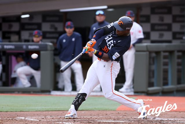 18일 오후 부산 사직야구장에서 열린 '2026 신한 SOL KBO리그' 한화 이글스와 롯데 자이언츠의 경기, 3회초 1사 3루 한화 요나단 페라자가 1타점 적시타를 날리고 있다. 한화 이글스