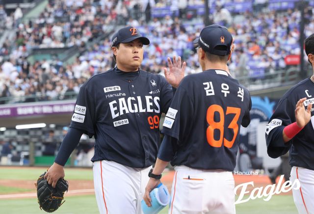 18일 오후 부산 사직야구장에서 열린 '2026 신한 SOL KBO리그' 한화 이글스와 롯데 자이언츠의 경기, 한화 선발 류현진이 이닝을 마친 뒤 더그아웃으로 향하고 있다. 한화 이글스