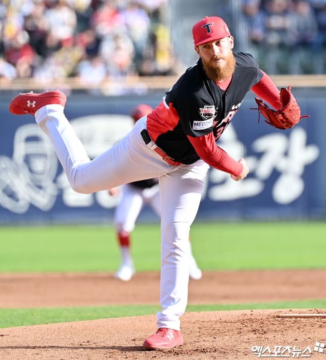 두산은 18일 서울 잠실야구장에서 2026 신한 SOL뱅크 KBO리그 KIA전을 치러 5-4로 승리했다. 두산은 최근 3연패에서 탈출해 시즌 6승1무11패를 기록했다. 반면, KIA는 2023년 8월 24일 수원 KT 위즈전부터 2023년 9월 6일 잠실 두산전까지 기록한 9연승 기록에 955일 만에 도전했지만, 8연승에서 연승 행진이 끝났다. 사진은 KIA 선발 아담 올러. 잠실, 김한준 기자