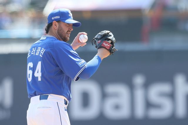 프로야구 삼성 라이온즈의 외국인 투스 잭 오러클린이 헤드샷 사구로 퇴장 조치를 당했다. 오러클린은 18일 대구 삼성라이온즈파크에서 열린 2026 신한SOL KBO리그 정규시즌 LG 트윈스와 홈 경기에 선발 등판, 4회초 1사 1볼 1스트라이크 상황에서 오지환을 상대로 머리 쪽에 시속 147km 직수를 던쳐 헤드샷 퇴장을 당했다. 이번 시즌 헤드샷 퇴장은 3월 31일 엄상백, 4월 5일 김도빈(이상 한화 이글스)에 이어 오러클린이 세 번째다. 삼성 라이온즈