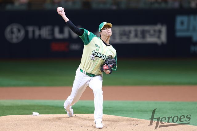 안우진은 18일 수원 케이티 위즈 파크에서 열린 KT 위즈와 2026 신한 SOL Bank KBO 리그 정규시즌 원정경기에서 키움의 선발투수로 마운드에 올랐다. 경기 전 2이닝만 던지기로 예정됐던 안우진은 실제 2이닝 28구를 던지며 2피안타 1볼넷 1실점을 기록했다. 안우진은 이날도 157km/h의 패스트볼을 뽐냈다. 다만 2회 1사 1루에서 상대팀 타자 장준원이 안우진의 156km/h 직구를 통타, 좌중간 펜스를 직격하는 2루타를 때리면서 1루 주자 배정대가 홈을 밟는 등 어려움도 겼었다. 키움 히어로즈