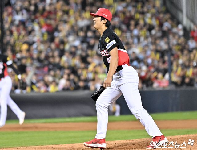 17일 오후 서울 송파구 잠실야구장에서 열린 '2026 신한 SOL Bank KBO리그' KIA 타이거즈와 두산 베어스의 경기, 5회말 수비를 마친 KIA 이의리가 더그아웃으로 향하고 있다. 잠실, 김한준 기자
