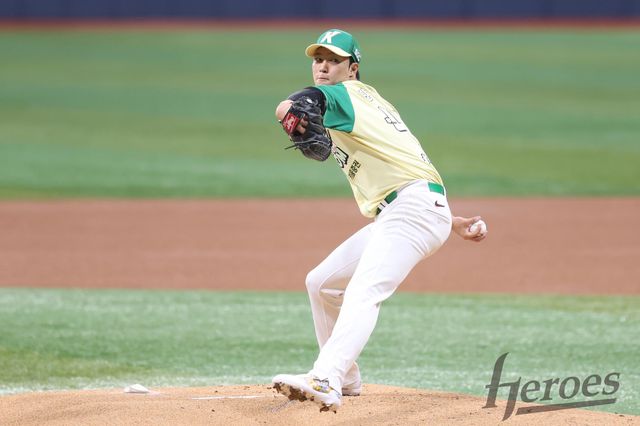 안우진은 18일 수원 케이티 위즈 파크에서 열린 KT 위즈와 2026 신한 SOL Bank KBO 리그 정규시즌 원정경기에서 키움의 선발투수로 마운드에 올랐다. 경기 전 2이닝만 던지기로 예정됐던 안우진은 실제 2이닝 28구를 던지며 2피안타 1볼넷 1실점을 기록했다. 안우진은 이날도 157km/h의 패스트볼을 뽐냈다. 다만 2회 1사 1루에서 상대팀 타자 장준원이 안우진의 156km/h 직구를 통타, 좌중간 펜스를 직격하는 2루타를 때리면서 1루 주자 배정대가 홈을 밟는 등 어려움도 겼었다. 키움 히어로즈