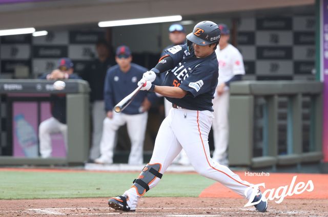 18일 오후 부산 사직야구장에서 열린 '2026 신한 SOL KBO리그' 한화 이글스와 롯데 자이언츠의 경기, 3회초 1사 1루 한화 강백호가 1타점 적시타를 날리고 있다. 한화 이글스