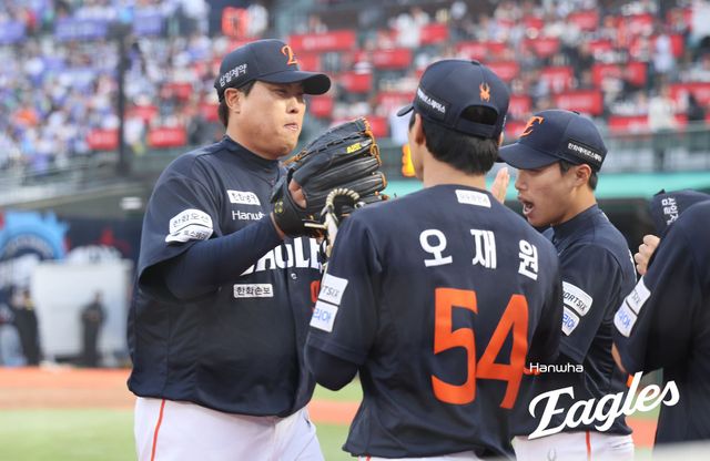 18일 오후 부산 사직야구장에서 열린 '2026 신한 SOL KBO리그' 한화 이글스와 롯데 자이언츠의 경기, 한화 선발 류현진이 이닝을 마친 뒤 더그아웃으로 향하고 있다. 한화 이글스
