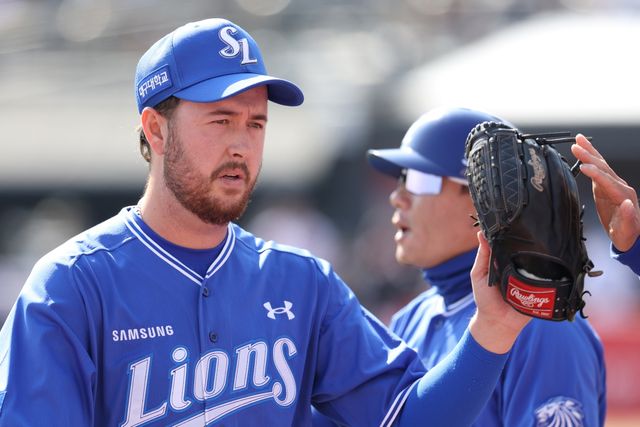 프로야구 삼성 라이온즈의 외국인 투스 잭 오러클린이 헤드샷 사구로 퇴장 조치를 당했다. 오러클린은 18일 대구 삼성라이온즈파크에서 열린 2026 신한SOL KBO리그 정규시즌 LG 트윈스와 홈 경기에 선발 등판, 4회초 1사 1볼 1스트라이크 상황에서 오지환을 상대로 머리 쪽에 시속 147km 직수를 던쳐 헤드샷 퇴장을 당했다. 이번 시즌 헤드샷 퇴장은 3월 31일 엄상백, 4월 5일 김도빈(이상 한화 이글스)에 이어 오러클린이 세 번째다. 삼성 라이온즈