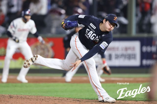 18일 오후 부산 사직야구장에서 열린 '2026 신한 SOL KBO리그' 한화 이글스와 롯데 자이언츠의 경기, 8회말 2사 1, 3루 한화 조동욱이 공을 힘차게 던지고 있다. 한화 이글스