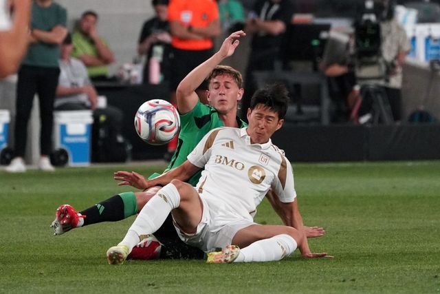 미국 매체 애슬론 스포츠는 지난 17일(한국시간) 미국 축구 레전드 랜던 도노반이 손흥민(LAFC)의 경기력 비판에 대한 입장을 밝혔다고 보도했다. 손흥민은 2026시즌 미국 메이저리그사커(MLS) 개막 후 6경기에서 도움 7개를 기록했지만 아직까지 골을 터트리지 못하고 있다. 이에 대해 비판이 쏟아지자 도노반은 손흥민이 여전히 팀을 위해 좋은 활약을 펼치고 있다고 주장하면서 손흥민을 옹호했다. 연합뉴스