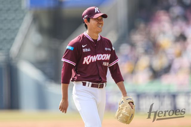 키움 히어로즈 우완 하영민이 19일 수원 KT위즈파크에서 열린 2026 신한 SOL KBO리그 KT 위즈와의 팀 간 3차전에 선발등판, 7이닝 무실점 호투로 팀 5연패 탈출을 견인했다. 사진 키움 히어로즈