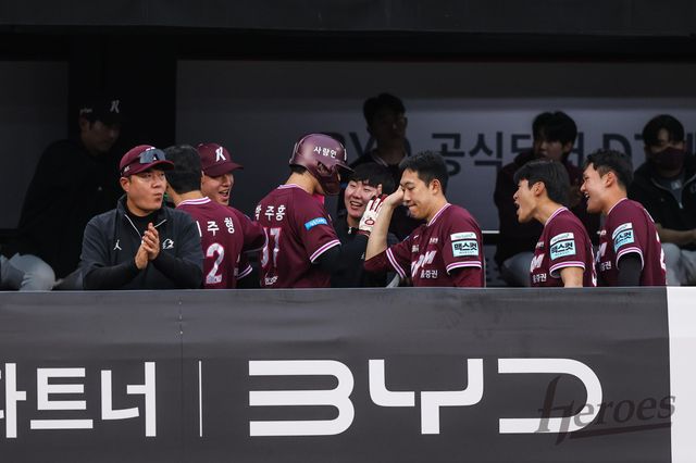 설종진 감독이 이끄는 키움 히어로즈가 19일 수원 KT위즈파크에서 열린 2026 신한 SOL KBO리그 KT 위즈와의 팀 간 3차전에서 승리, 5연패 탈출에 성공했다. 사진 키움 히어로즈