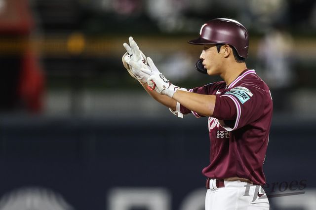 키움 히어로즈 외야수 이주형이 19일 수원 KT위즈파크에서 열린 2026 신한 SOL KBO리그 KT 위즈와의 팀 간 3차전에서 7회초 1타점 2루타를 기록했다. 사진 키움 히어로즈