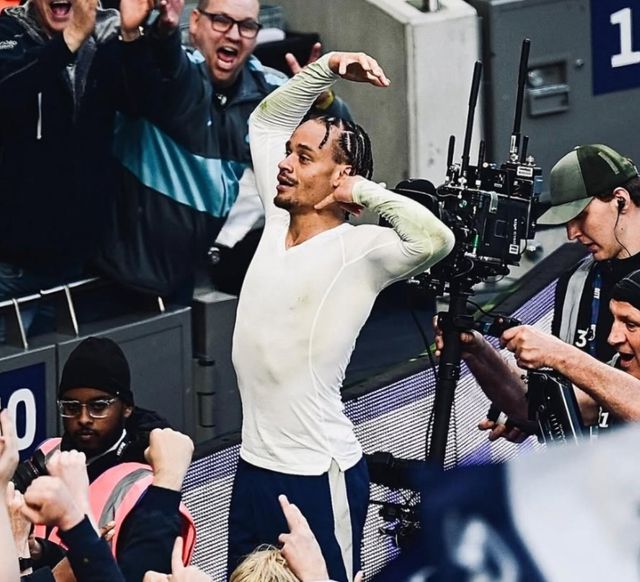 토트넘 홋스퍼는 19일(한국시간) 영국 런던 토트넘 홋스퍼 스타디움에서 열린 브라이턴 앤 호브 알비온과의 2025-2026 잉글리시 프리미어리그 33라운드 홈 경기에서 2-2 무승부를 거뒀다. 이날 사비 시몬스는 1골 1도움을 기록하며 좋은 활약을 펼쳤지만 토트넘이 후반 추가시간 극장 동점골을 허용했다. 이날 무승부로 토트넘은 프리미어리그 18위 자리에서 벗어나는데 실패해 2부리그 강등 가능성이 커졌는데, 시몬스가 경기 후 자신의 사회관계망서비스(SNS)에 브라이턴전에서 골 세리머니를 하는 사진을 게시해 팬들의 조롱을 받았다. 시몬스 SNS