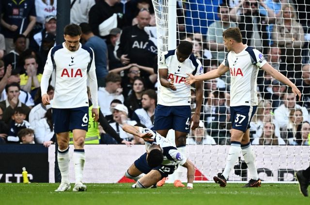 토트넘 홋스퍼는 19일(한국시간) 영국 런던 토트넘 홋스퍼 스타디움에서 열린 브라이턴 앤 호브 알비온과의 2025-2026 잉글리시 프리미어리그 33라운드 홈 경기에서 2-2 무승부를 거뒀다. 이날 사비 시몬스는 1골 1도움을 기록하며 좋은 활약을 펼쳤지만 토트넘이 후반 추가시간 극장 동점골을 허용했다. 이날 무승부로 토트넘은 프리미어리그 18위 자리에서 벗어나는데 실패해 2부리그 강등 가능성이 커졌는데, 시몬스가 경기 후 자신의 사회관계망서비스(SNS)에 브라이턴전에서 골 세리머니를 하는 사진을 게시해 팬들의 조롱을 받았다. 연합뉴스