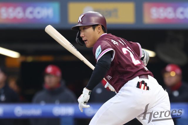 키움 히어로즈 외야수 추재현이 19일 수원 KT위즈파크에서 열린 2026 신한 SOL KBO리그 KT 위즈와의 팀 간 3차전에서 시즌 1호 홈런을 기록했다. 사진 키움 히어로즈
