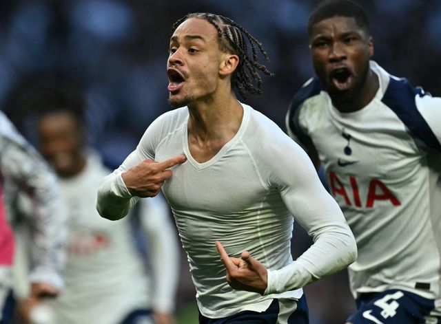 토트넘 홋스퍼는 19일(한국시간) 영국 런던 토트넘 홋스퍼 스타디움에서 열린 브라이턴 앤 호브 알비온과의 2025-2026 잉글리시 프리미어리그 33라운드 홈 경기에서 2-2 무승부를 거뒀다. 이날 사비 시몬스는 1골 1도움을 기록하며 좋은 활약을 펼쳤지만 토트넘이 후반 추가시간 극장 동점골을 허용했다. 이날 무승부로 토트넘은 프리미어리그 18위 자리에서 벗어나는데 실패해 2부리그 강등 가능성이 커졌는데, 시몬스가 경기 후 자신의 사회관계망서비스(SNS)에 브라이턴전에서 골 세리머니를 하는 사진을 게시해 팬들의 조롱을 받았다. 연합뉴스