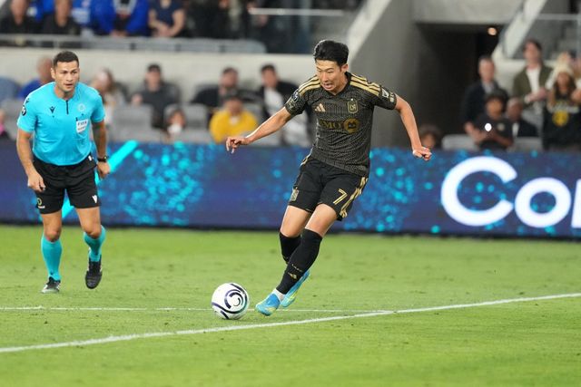 미국 매체 애슬론 스포츠는 지난 17일(한국시간) 미국 축구 레전드 랜던 도노반이 손흥민(LAFC)의 경기력 비판에 대한 입장을 밝혔다고 보도했다. 손흥민은 2026시즌 미국 메이저리그사커(MLS) 개막 후 6경기에서 도움 7개를 기록했지만 아직까지 골을 터트리지 못하고 있다. 이에 대해 비판이 쏟아지자 도노반은 손흥민이 여전히 팀을 위해 좋은 활약을 펼치고 있다고 주장하면서 손흥민을 옹호했다. 연합뉴스