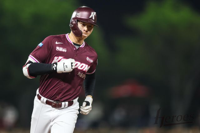 키움 히어로즈 외야수 박주홍이 19일 수원 KT위즈파크에서 열린 2026 신한 SOL KBO리그 KT 위즈와의 팀 간 3차전에서 4회초 선제 솔로 홈런을 기록했다. 사진 키움 히어로즈
