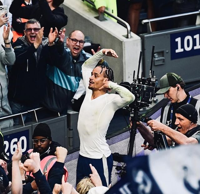 토트넘 홋스퍼는 19일(한국시간) 영국 런던 토트넘 홋스퍼 스타디움에서 열린 브라이턴 앤 호브 알비온과의 2025-2026 잉글리시 프리미어리그 33라운드 홈 경기에서 2-2 무승부를 거뒀다. 이날 사비 시몬스는 1골 1도움을 기록하며 좋은 활약을 펼쳤지만 토트넘이 후반 추가시간 극장 동점골을 허용했다. 이날 무승부로 토트넘은 프리미어리그 18위 자리에서 벗어나는데 실패해 2부리그 강등 가능성이 커졌는데, 시몬스가 경기 후 자신의 사회관계망서비스(SNS)에 브라이턴전에서 골 세리머니를 하는 사진을 게시해 팬들의 조롱을 받았다. 연합뉴스