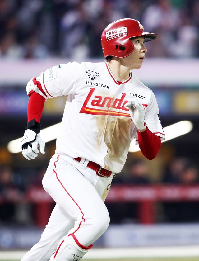 SSG 랜더스 내야수 박성한이 2일 인천 SSG랜더스필드에서 열린 2026 신한 SOL KBO리그 키움 히어로즈와의 팀 간 2차전에서 3안타를 몰아치며 팀 승리를 이끌었다. 사진 SSG 랜더스