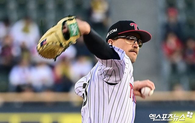 2일 오후 서울 송파구 잠실야구장에서 열린 '2026 신한 SOL Bank KBO리그' KIA 타이거즈와 LG 트윈스의 경기, 1회초 LG 선발투수 웰스가 역투하고 있다. 잠실, 박지영 기자