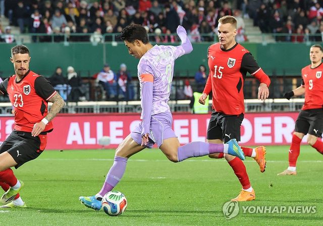 대한민국 축구 국가대표팀을 이끄는 홍명보 감독 2일 유럽 A매치 원정 2연전을 마치고 인천국제공항을 통해 귀국했다. 홍명보호는 코트디부아르(0-4)와 오스트리아(0-1)와의 A매치 2연전에서 한 골도 넣지 못하고 모두 패했다. 대표팀 주장 손흥민(LAFC)도 두 경기 모두 출전했지만 골을 터트리지 못했다. 일각에선 올해로 34세가 된 손흥민에게 에이징 커브가 찾아온 것 같다고 주장했는데 홍 감독은 손흥민을 대표팀의 중심이라고 강조하면서 변함없는 믿음을 드러냈다. 연합뉴스