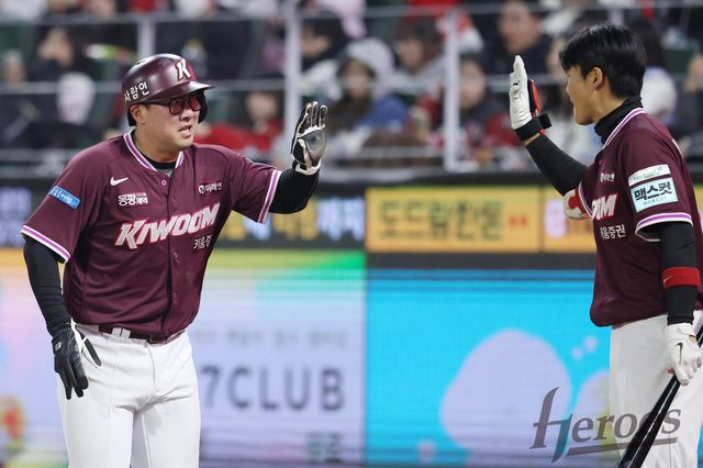 키움 히어로즈 베테랑 타자 안치홍(왼쪽)이 지난 1일 인천 SSG랜더스필드에서 열린 2026 신한 SOL KBO리그 SSG 랜더스와 팀 간 2차전에서 멀티 히트를 기록, 팀 승리를 이끌었다. 사진 키움 히어로즈