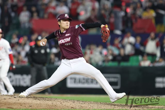 키움 히어로즈 베테랑 우완 박진형이 지난 1일 인천 SSG랜더스필드에서 열린 2026 신한 SOL KBO리그 SSG 랜더스와 팀 간 2차전에 구원등판, 무실점 투구로 팀 승리에 힘을 보탰다. 사진 키움 히어로즈