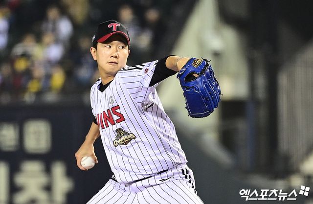 2일 오후 서울 송파구 잠실야구장에서 열린 '2026 신한 SOL Bank KBO리그' KIA 타이거즈와 LG 트윈스의 경기, 9회초 LG 유영찬이 역투하고 있다. 잠실, 박지영 기자