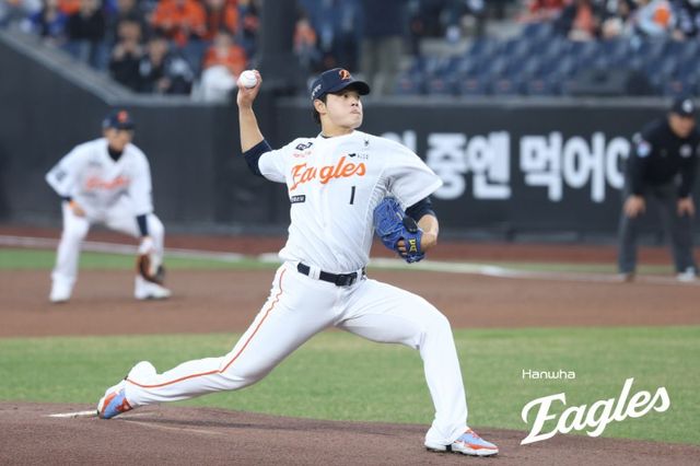 한화 이글스 투수 문동주가 올 시즌 첫 등판에서 초대형 만루포를 맞으면서 진한 아쉬움을 남겼다. 문동주는 2일 대전 한화생명볼파크에서 열린 2026 신한 SOL뱅크 KBO리그 KT 위즈전에 선발 등판해 4이닝 7피안타(1홈런) 3탈삼진 2볼넷 5실점을 기록했다. 이날 최고 구속 155km/h, 평균 구속 151km/h 속구(37개)와 함께 포크볼(15개), 슬라이더(1개), 커브(8개) 등을 섞어 KT 타선을 상대했다. 트레이드 마크였던 160km/h 강속구는 이날 찾아볼 수 없었다. 한화 이글스 제공
