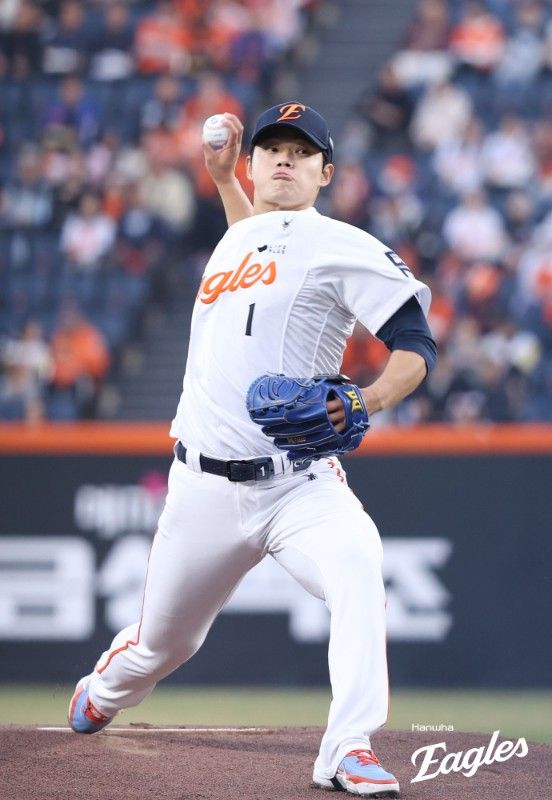 한화 이글스 투수 문동주가 올 시즌 첫 등판에서 초대형 만루포를 맞으면서 진한 아쉬움을 남겼다. 문동주는 2일 대전 한화생명볼파크에서 열린 2026 신한 SOL뱅크 KBO리그 KT 위즈전에 선발 등판해 4이닝 7피안타(1홈런) 3탈삼진 2볼넷 5실점을 기록했다. 이날 최고 구속 155km/h, 평균 구속 151km/h 속구(37개)와 함께 포크볼(15개), 슬라이더(1개), 커브(8개) 등을 섞어 KT 타선을 상대했다. 트레이드 마크였던 160km/h 강속구는 이날 찾아볼 수 없었다. 한화 이글스 제공