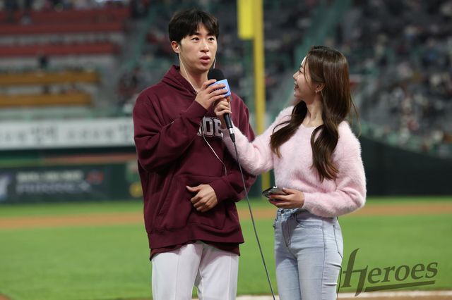 지난 1일 인천 SSG랜더스필드에서 열린 2026 신한 SOL KBO리그 SSG 랜더스와 팀 간 2차전에서 승리투수가 된 키움 히어로즈 우완 배동현(왼쪽). 사진 키움 히어로즈